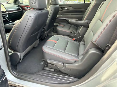 Used 2025 Chevrolet Traverse RS FWD image 21