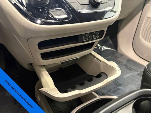 Used 2023 Chrysler Pacifica Touring-L FWD image 19
