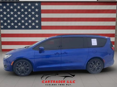 Used 2020 Chrysler Pacifica Touring-L Plus FWD image 6