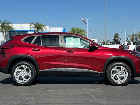 Used 2024 Chevrolet Trax LS w/ LS Convenience Package FWD image 3