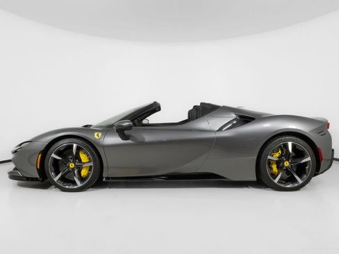 Used 2022 Ferrari SF90 Spider image 3