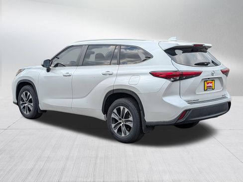 Used 2023 Toyota Highlander XLE AWD/4WD image 5
