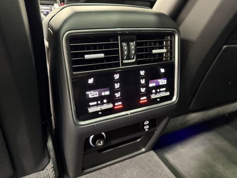 Used 2023 Porsche Cayenne Platinum Edition image 20