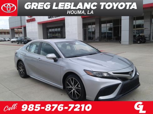 Used 2024 Toyota Camry SE FWD image 1