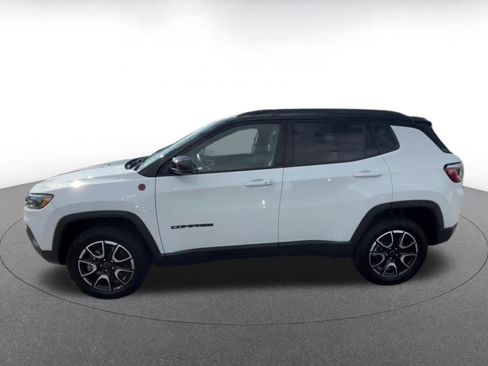 Used 2025 Jeep Compass Trailhawk image 9