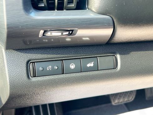 Used 2025 Nissan Pathfinder SL FWD image 10