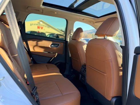 Used 2025 Nissan Rogue Platinum image 33