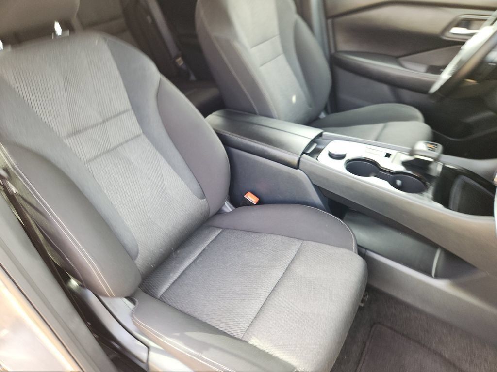 Used 2025 Nissan Rogue SV AWD/4WD image 13