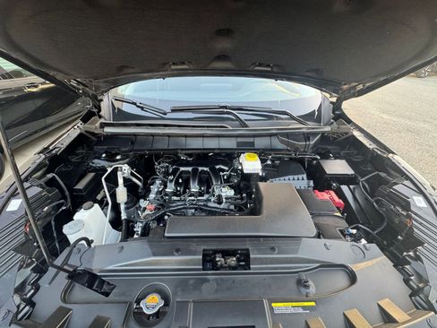 Used 2025 Nissan Pathfinder SV image 34