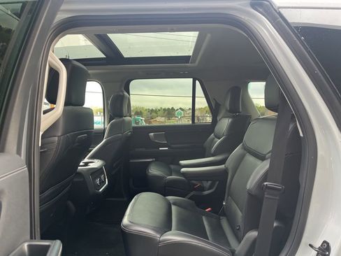 Used 2025 Ford Expedition Platinum image 9