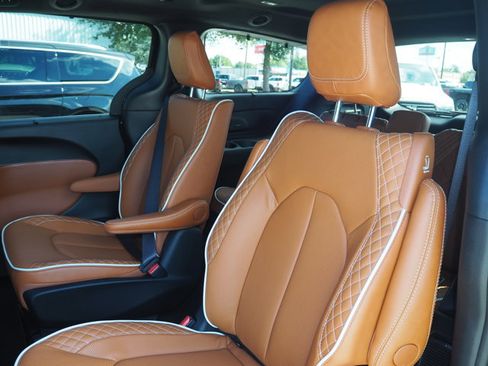 New 2026 Chrysler Pacifica Pinnacle image 18