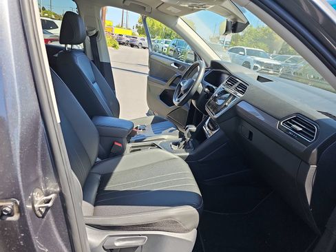 Used 2023 Volkswagen Tiguan SE w/ Panoramic Sunroof Package FWD image 9