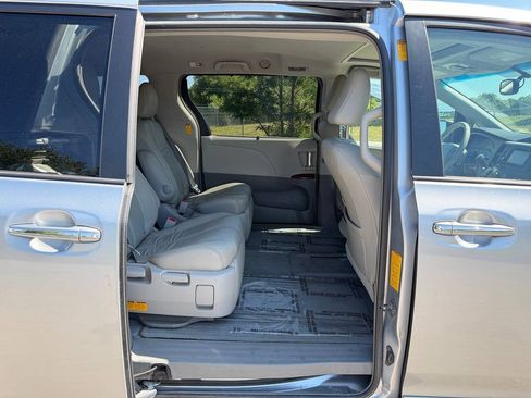 Used 2014 Toyota Sienna XLE AWD/4WD image 14