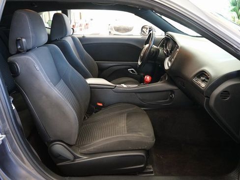 Used 2016 Dodge Challenger SXT image 31