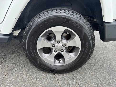 Used 2018 Jeep Wrangler Unlimited Sahara w/ Connectivity Group AWD/4WD image 43