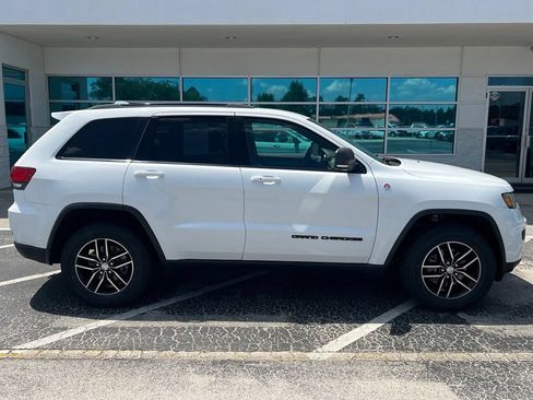 Used 2018 Jeep Grand Cherokee Trailhawk AWD/4WD image 2