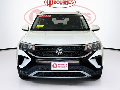 Used 2023 Volkswagen Taos SE w/ Panoramic Sunroof Package FWD image 6