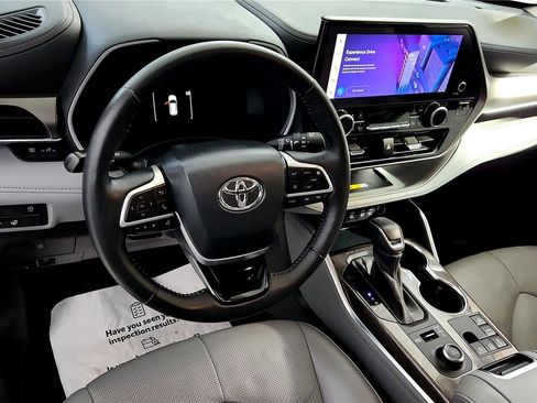 Used 2023 Toyota Highlander Limited image 25