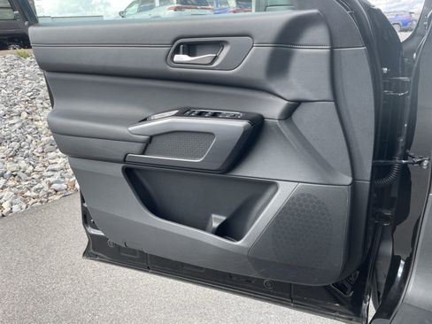 Used 2025 Nissan Pathfinder SL AWD/4WD image 16