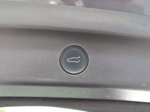 Used 2022 Tesla Model Y Long Range AWD/4WD image 25