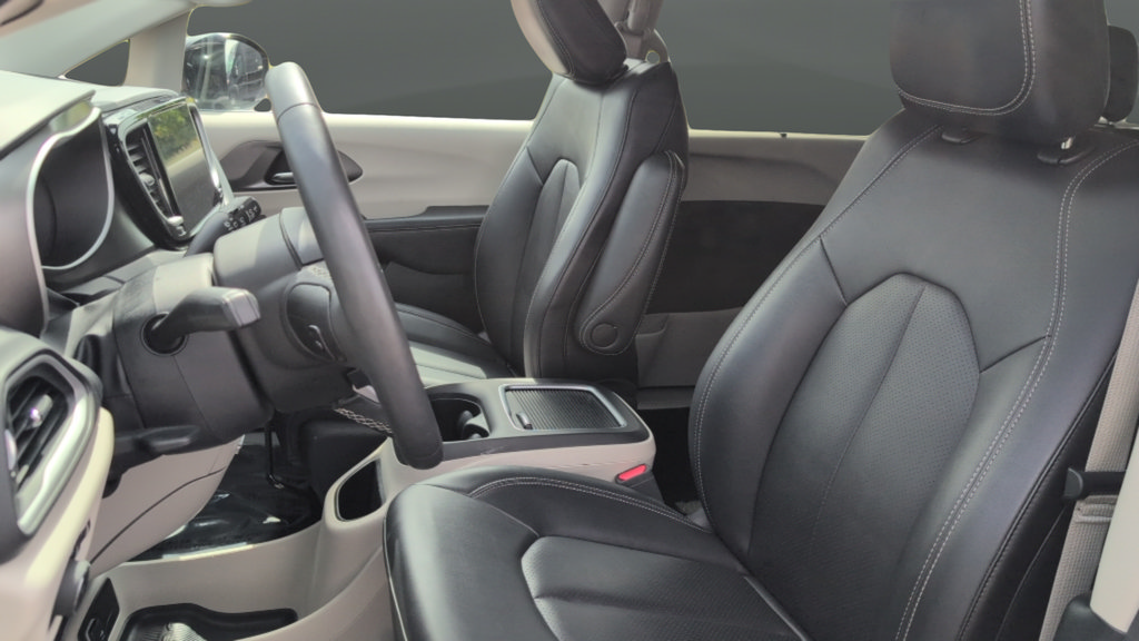 Used 2024 Chrysler Pacifica Touring-L FWD image 11