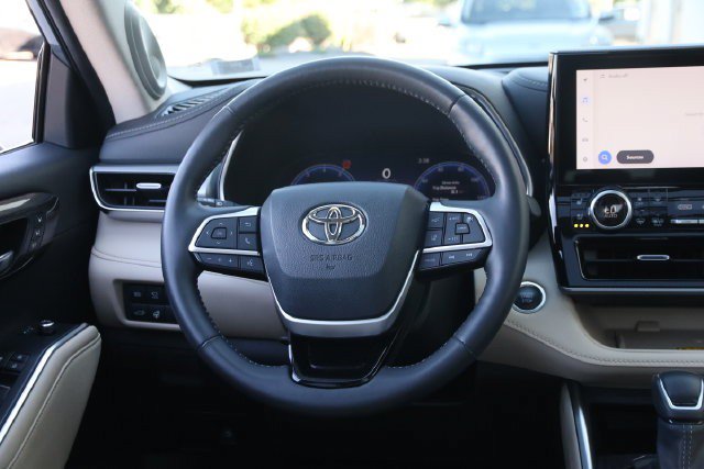 Used 2024 Toyota Highlander Platinum FWD image 28