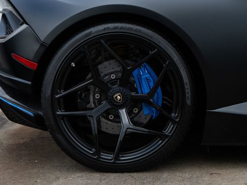 Used 2018 Lamborghini Huracan Performante AWD/4WD image 30