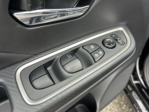 Used 2025 Nissan Versa SR w/ Trunk Package image 24