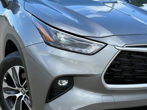 Used 2025 Toyota Highlander XLE FWD image 3