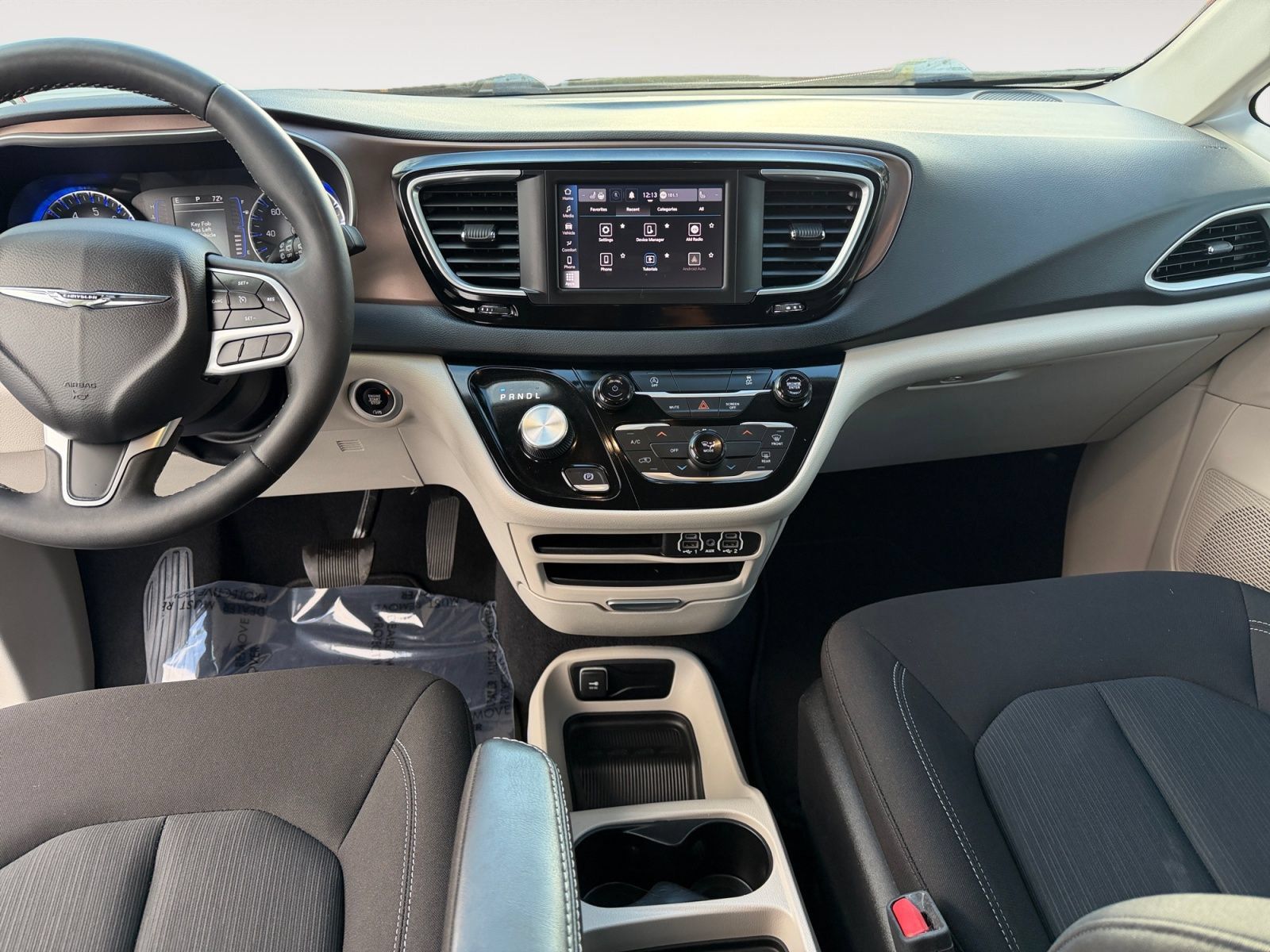 Used 2023 Chrysler Voyager LX FWD image 10