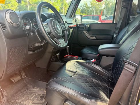 Used 2017 Jeep Wrangler Unlimited Rubicon w/ Connectivity Group AWD/4WD image 9