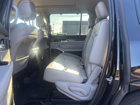 Used 2023 Jeep Wagoneer Series III w/ Premium Group I image 20