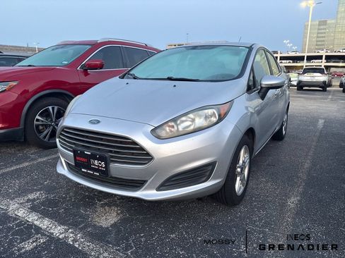 Used 2019 Ford Fiesta SE FWD image 2