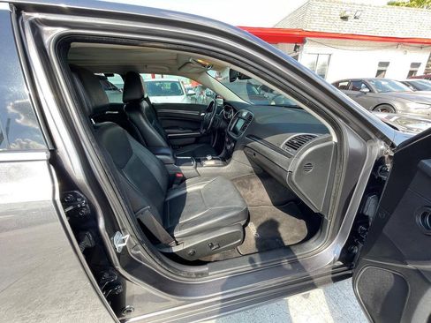 Used 2016 Chrysler 300 Limited RWD image 9