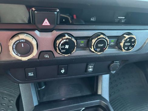 Used 2017 Toyota Tacoma TRD Sport AWD/4WD image 26
