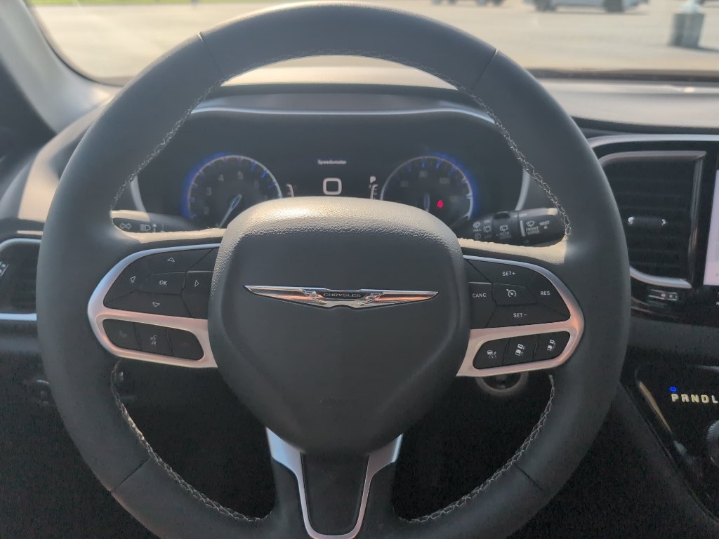 Used 2025 Chrysler Pacifica Select FWD image 23