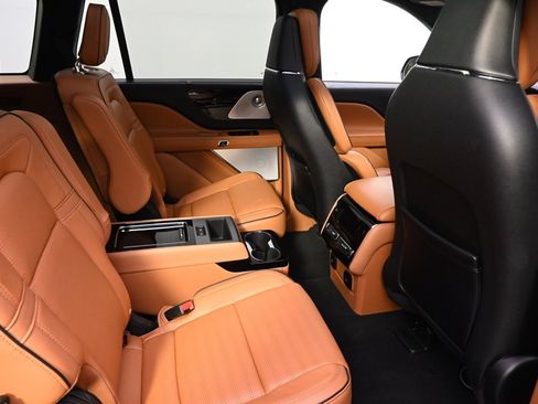 Used 2023 Lincoln Aviator Black Label w/ Jet Package image 18