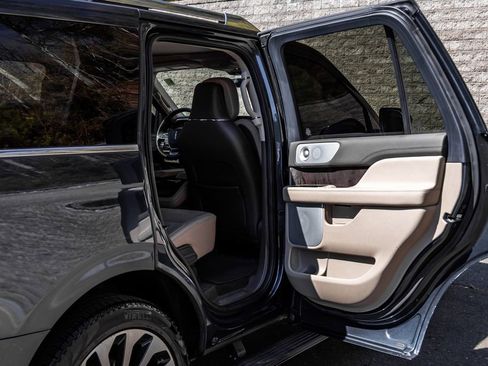 Used 2022 Lincoln Navigator Reserve image 16