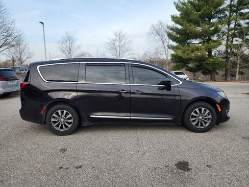Used 2019 Chrysler Pacifica Touring-L Plus image 8