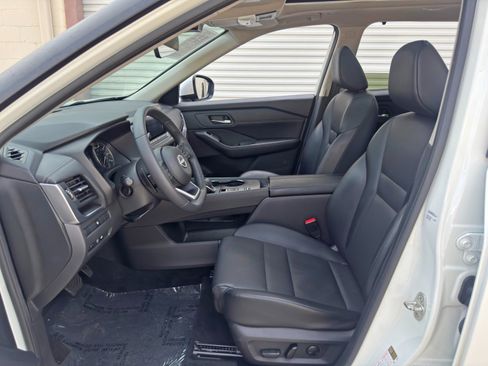 Used 2024 Nissan Rogue SV w/ SV Premium Package FWD image 16