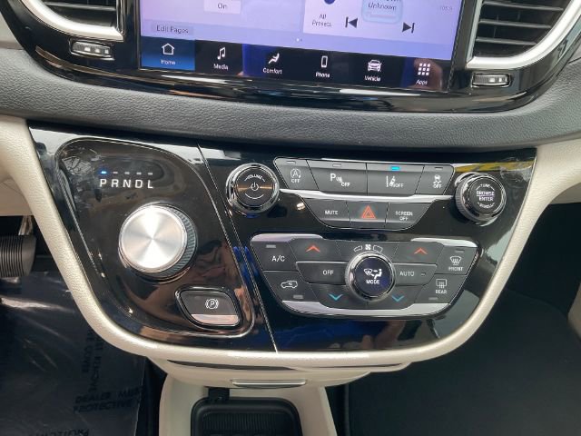 Used 2021 Chrysler Pacifica Touring-L FWD image 27