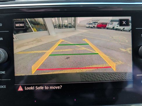 Used 2018 Volkswagen Tiguan SE w/ Panoramic Sunroof Package image 14