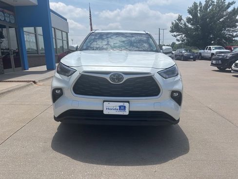 Used 2021 Toyota Highlander XLE w/ Protection Package #3 (TMS) AWD/4WD image 2