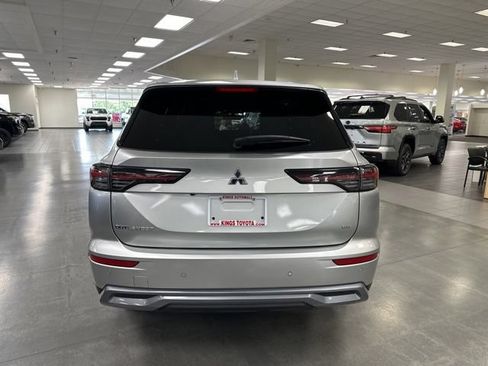 Used 2025 Mitsubishi Outlander SE FWD image 6
