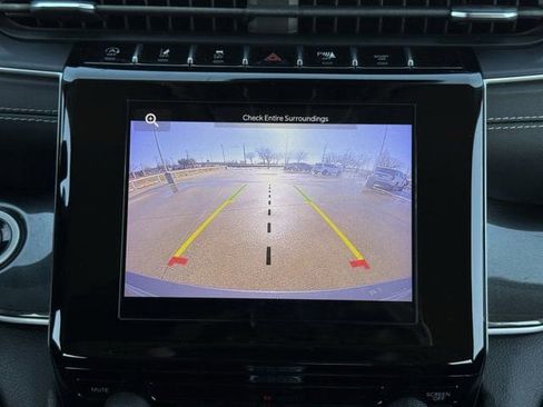 Used 2023 Jeep Grand Cherokee Laredo image 18