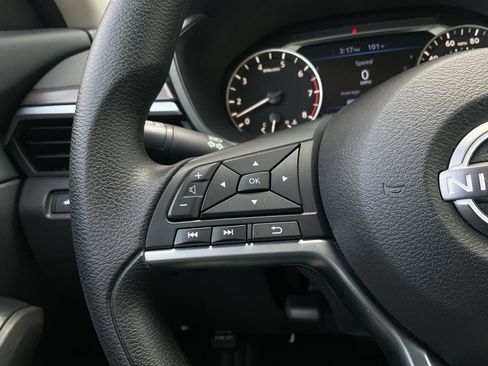 Used 2025 Nissan Altima 2.5 SV FWD image 23