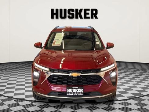 Used 2025 Chevrolet Trax LT FWD image 2