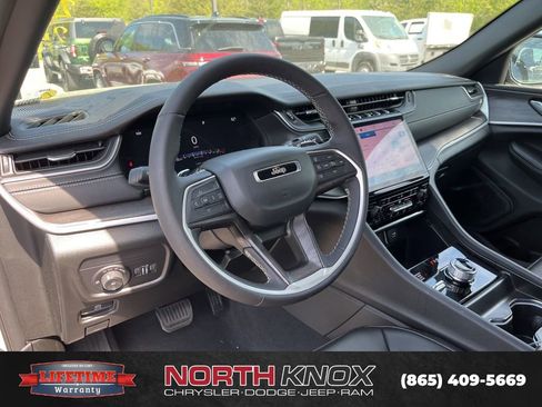 Used 2025 Jeep Grand Cherokee Limited image 6