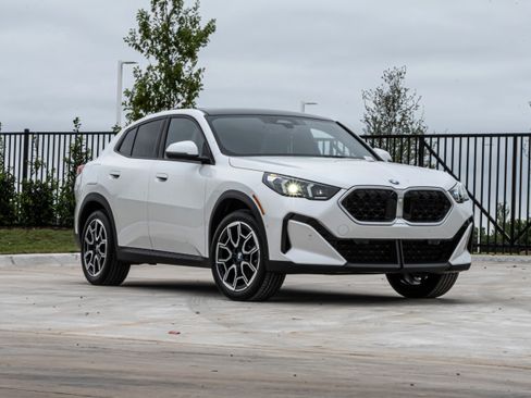 Certified 2025 BMW X2 xDrive28i AWD/4WD image 2