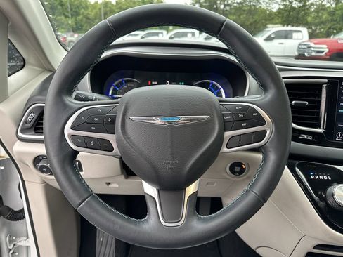 Certified 2018 Chrysler Pacifica Touring-L FWD image 12